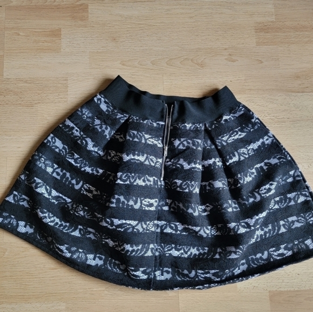 Papaya Black White Lace Stripe Pleated‎ Skirt Womens Size M - Picture 2 of 4